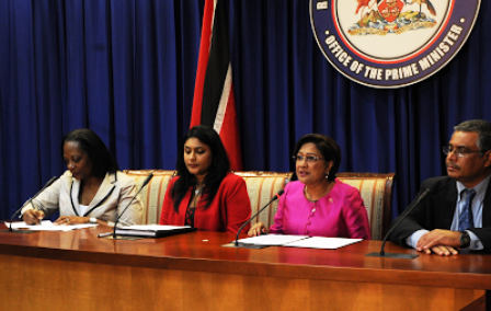 In photo: Alison Bethel Mc Kenzie, Executive Director of the International Press Institute, Kiran Maharaj, President of the Trinidad & Tobago Publishers and Broadcasters Association, Prime Minister Kamla Persad-Bissessar and Wesley Gibbings, President of the Association of Caribbean Media Workers